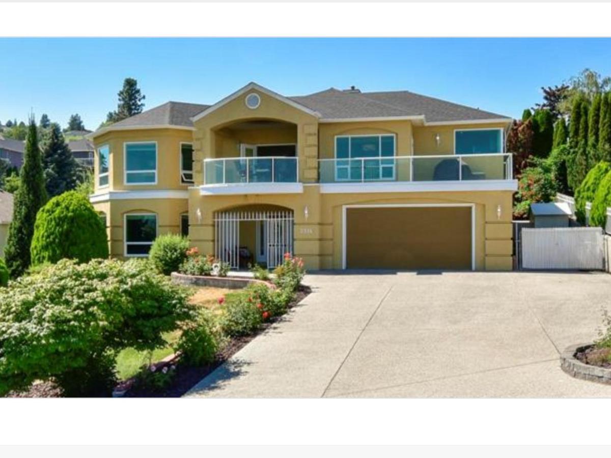 Lake View Yellow House By Winary Resort West Kelowna Bagian luar foto