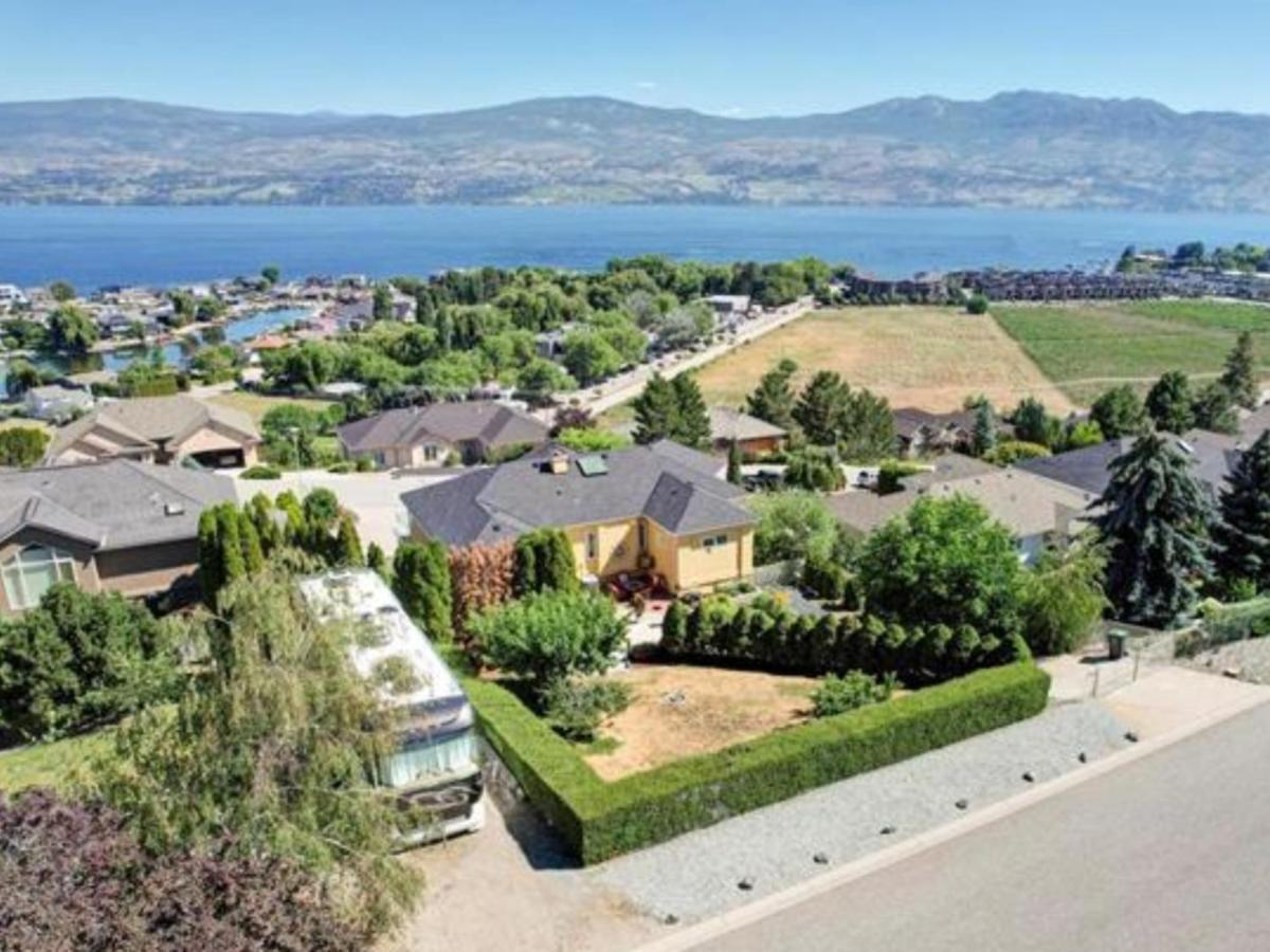 Lake View Yellow House By Winary Resort West Kelowna Bagian luar foto