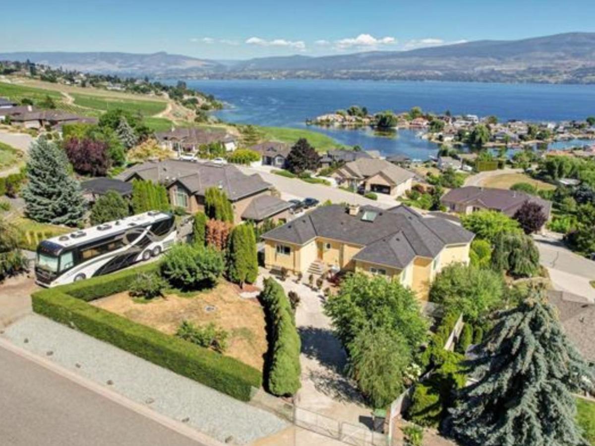 Lake View Yellow House By Winary Resort West Kelowna Bagian luar foto