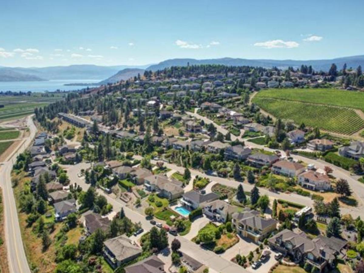 Lake View Yellow House By Winary Resort West Kelowna Bagian luar foto