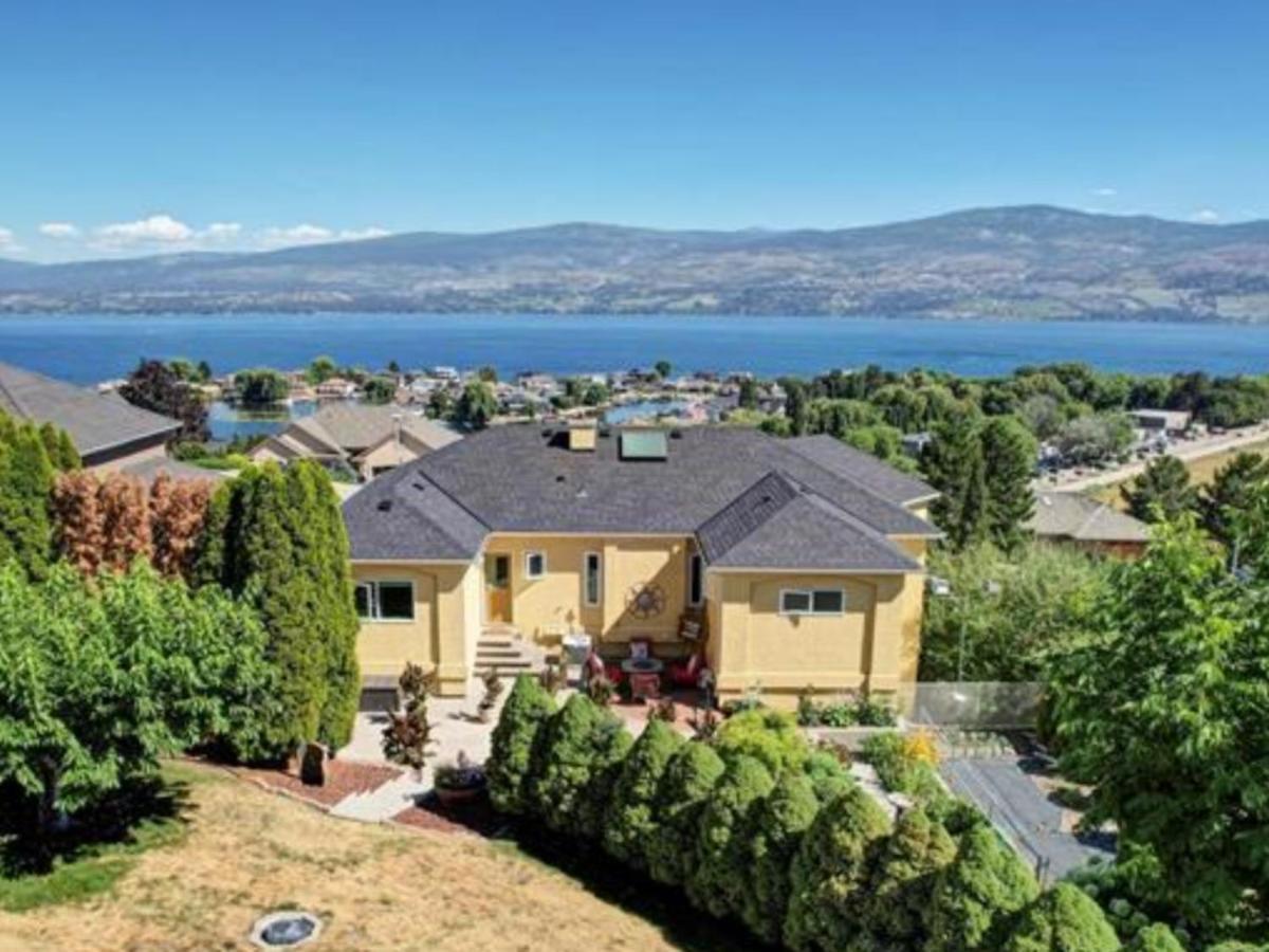 Lake View Yellow House By Winary Resort West Kelowna Bagian luar foto
